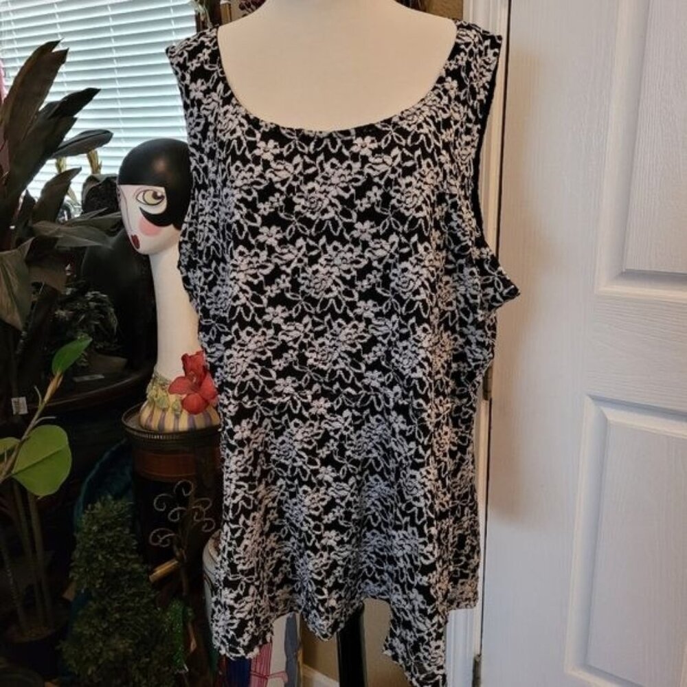 Torrid Top Plus Size 4 4X Black White Floral Sleeveless Romantic Boho bo…